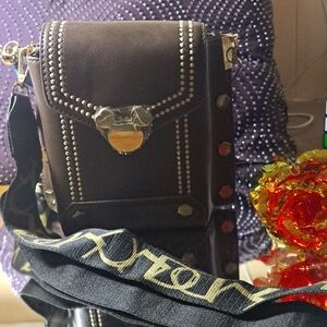 Medium wallet for women and girls with double handle rivets.